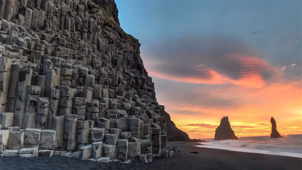 Bãi biển Reynisfjara (Iceland):Hình thành từ những tàn tích còn sót lại của núi lửa phun trào, bãi biển này được ví như khung cảnh của một bộ phim viễn tưởng ngoài đời thực. Nơi đây bao quanh bởi các cao nguyên hùng vĩ, những cột đá bazan tuyệt đẹp. Nhiều người khuyến cáo không nên thực hiện các hoạt động vui chơi, thể thao mạo hiểm dưới biển. Thời điểm hoàn hảo nhất để ghé thăm, chụp ảnh phong cảnh biển đen là vào lúc bình minh. Ảnh:Nordic visitor.