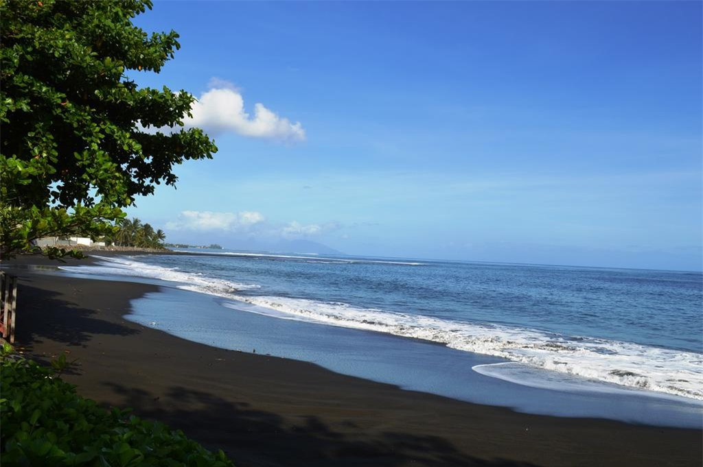 Bãi biển Lafayette (Pháp):Tọa lạc ngay trước khu nghỉ dưỡng Tahiti Pearl Beach, Lafayette trở thành bãi biển hoàn hảo với khách du lịch thích bơi ở vùng nước nông. Ngoài ra, nơi đây sở hữu ngọn hải đăng thơ mộng, chỉ cách vài phút lái xe dọc theo con đường tới mũi Venus, một bãi biển cát đen khác thu hút những người yêu thích bộ môn lướt sóng. Ảnh:Travel Notes.