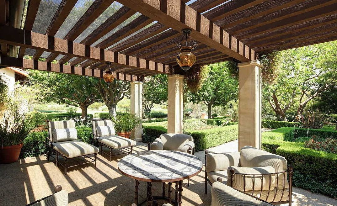 Bất động sản ban đầu được rao bán với giá 30 triệu USD, tuy nhiên The Rock đã thỏa thuận để được mua với con số 27,8 triệu USD. Trải qua nhiều đời chủ, biệt thự vẫn giữ nguyên phong cách. Đó chính là điểm thu hút The Rock, khiến anh phải sở hữu nó cho bằng được.