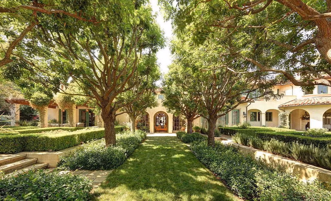 Theo nguồn tin, khi không ở California, The Rock và gia đình thường dành thời gian tại thị trấn Powder Springs, Georgia, cách Atlanta khoảng một giờ đi xe về phía Tây Bắc. Tại chỗ đó, ngôi sao Fast and Furious sở hữu một điền trang cưỡi ngựa rộng 45 mẫu Anh. Bất động sản này đã được rao bán hồi đầu năm với giá 7,5 triệu USD, nhưng chưa có người mua.