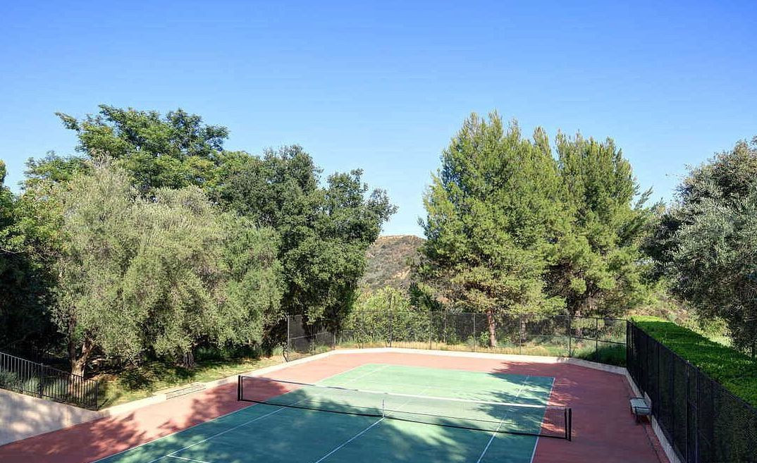 Sân tennis rộng rãi nằm giữa khu vườn rợp bóng cây xanh. Từ ngày chuyển đến đây, gia đình The Rock trở thành hàng xóm của Denzel Washington, Sly Stallone, Rod Stewart, Eddie Murphy, Sofía Vergara...
