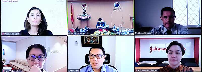 Tap doan Vingroup tang 30 may xet nghiem COVID-19 qua hoi tho cho Bo Y te-Hinh-3