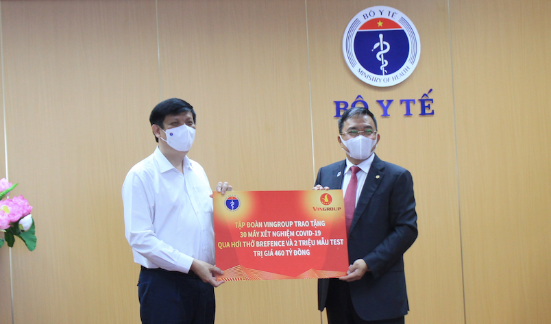 Tap doan Vingroup tang 30 may xet nghiem COVID-19 qua hoi tho cho Bo Y te