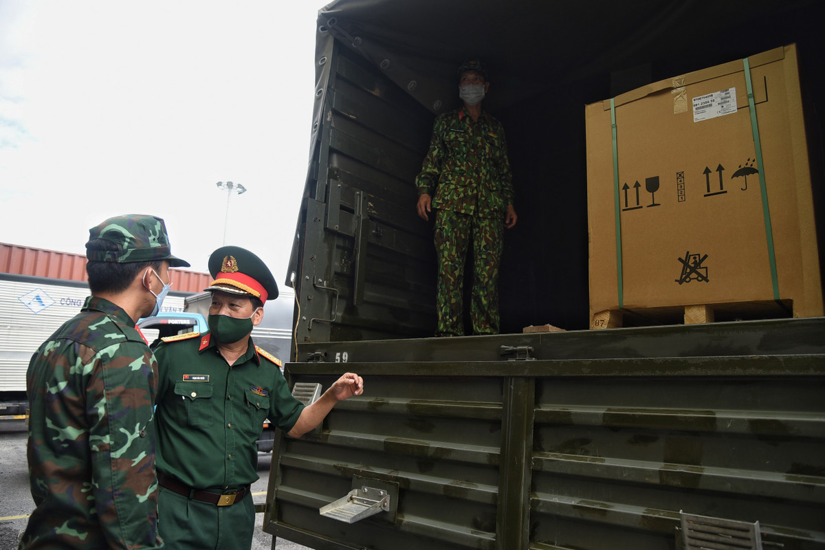 "Sang tháng 8 vaccine sẽ về rất nhiều. Quân khu 7 phải tiếp nhận, bảo quản và tổ chức vận tải đến các điểm tiêm đặc biệt là TP.HCM. Chúng tôi đã chỉ đạo các đơn vị khẩn trương trên tinh thần đảm bảo an toàn", đại tá Tuyến chia sẻ.