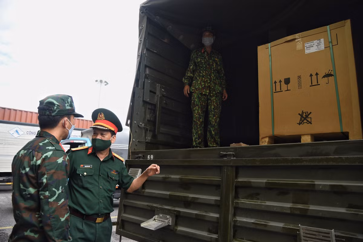 "Sang tháng 8 vaccine sẽ về rất nhiều. Quân khu 7 phải tiếp nhận, bảo quản và tổ chức vận tải đến các điểm tiêm đặc biệt là TP.HCM. Chúng tôi đã chỉ đạo các đơn vị khẩn trương trên tinh thần đảm bảo an toàn", đại tá Tuyến chia sẻ.