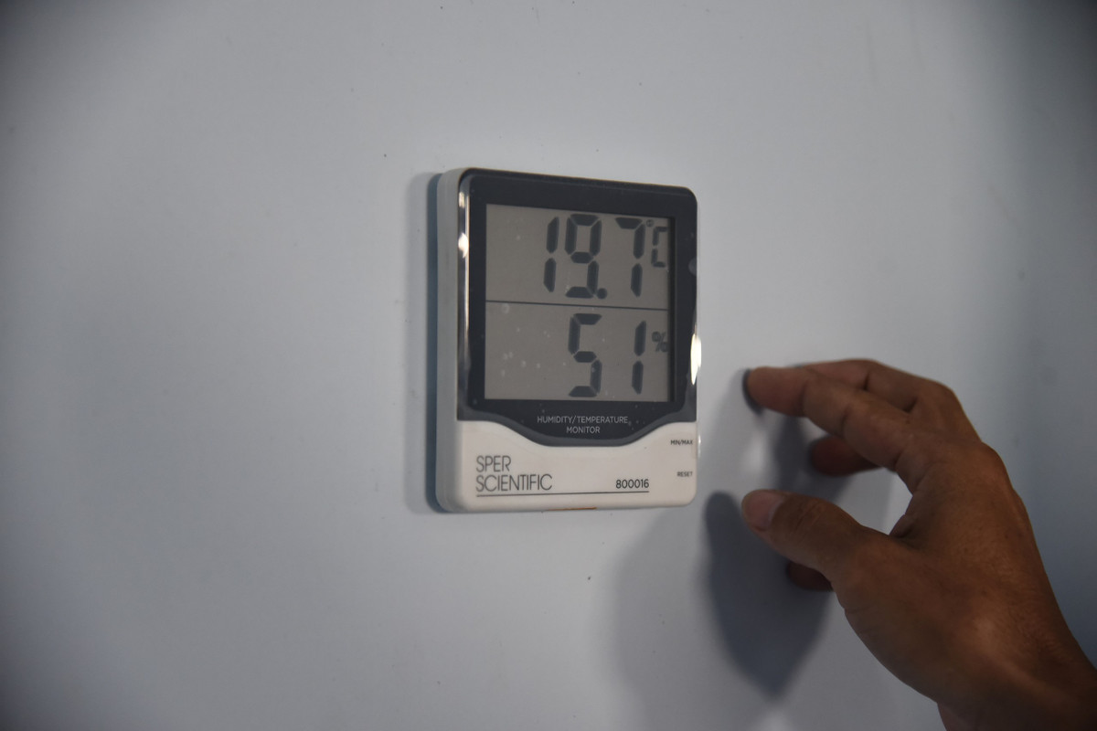 Nhiệt độ trong kho sẽ luôn được đảm bảo dưới 25 độ C. Các tủ lạnh chuyên dụng sẽ bảo quản từng liều vaccine với nhiệt độ 2-8 độ C. Trao đổi với Zing, trung tá Phạm Huy Hiệu, Phó chủ nhiệm kho, cho biết 56 cán bộ chiến sĩ sẽ tham gia vận hành kho bảo quản này. Họ đã được qua lớp tập huấn của Cục Quản lý dược (Bộ Y tế) và Viện Paster.