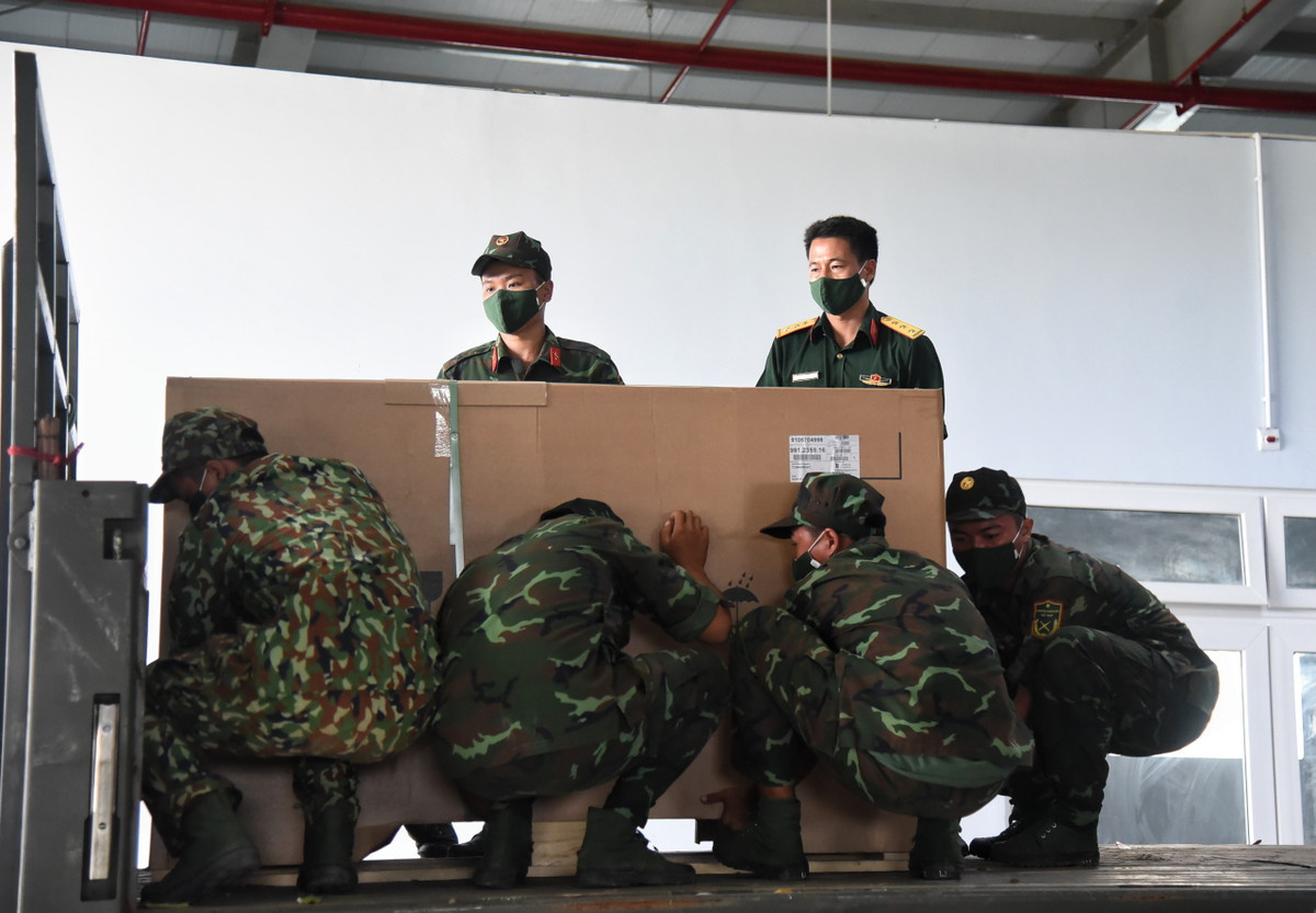 Tủ chứa vaccine được bộ đội vận chuyển vào kho. Cách trung tâm TP.HCM gần 40 km, tổng kho vaccine phục vụ cho 9 tỉnh thuộc quân khu 7 (trong đó có TP.HCM) đã được thiết lập tại một doanh trại hậu cần ở TP Biên Hòa, Đồng Nai.