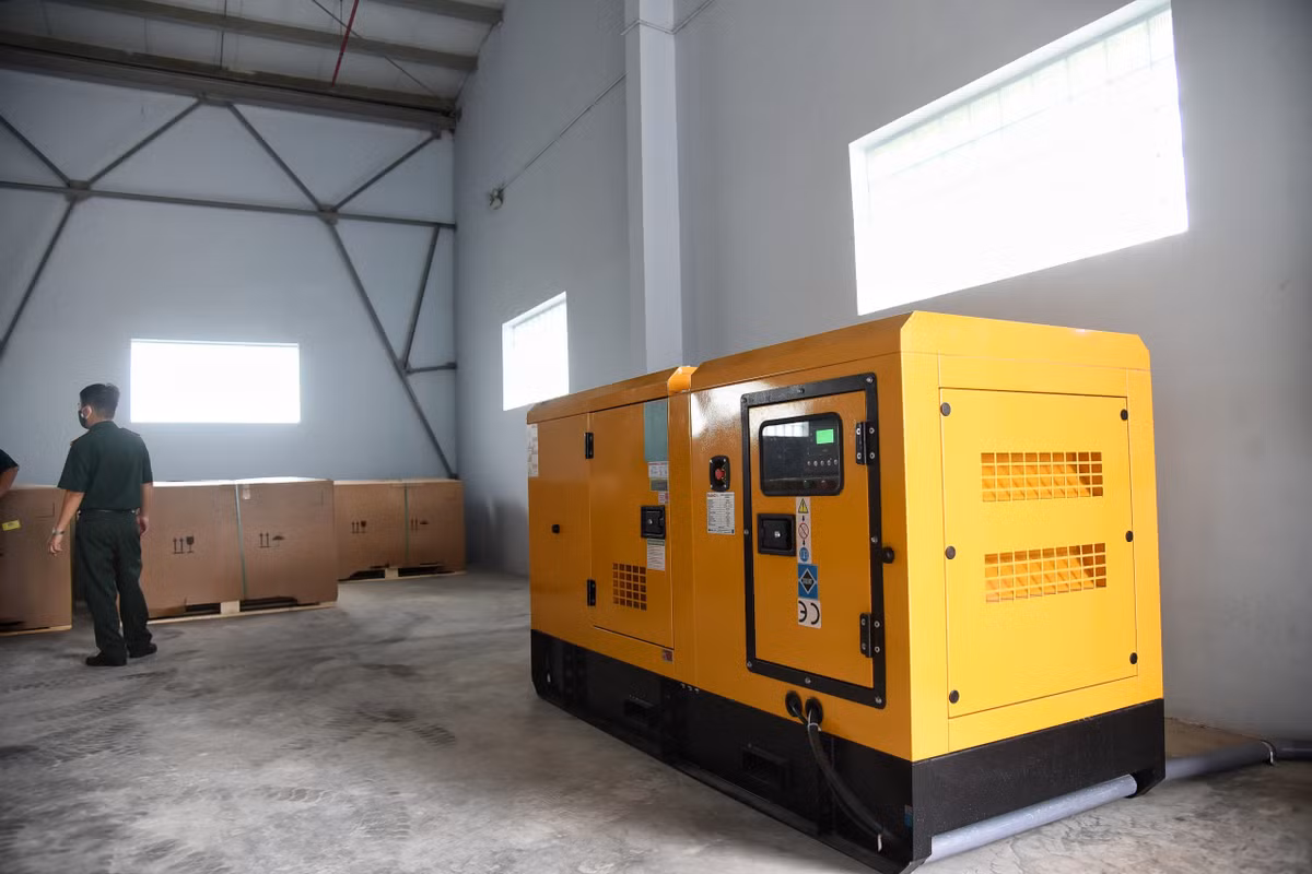 Trung tá Hiệu cho biết với vai trò là kho bảo quản vaccine lớn nhất của quân khu 7, đơn vị đã lên đầy đủ các phương án dự phòng như chuẩn bị máy phát điện, trần kho được lắp hệ thống báo cháy và dập lửa tự động.