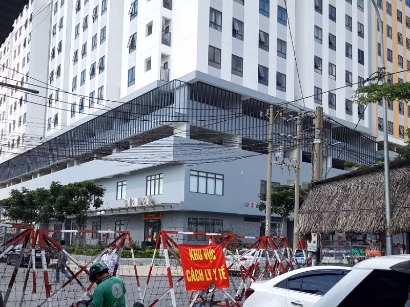 Chung cu giap ranh TP.HCM bi phong toa do co nguoi nghi nhiem Covid-19