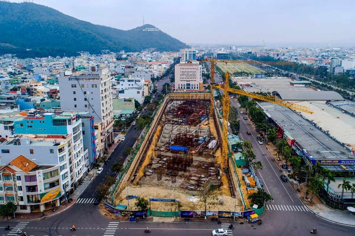 I-Tower Quy Nhon giua pho xay khong phep, lanh dao noi khong biet