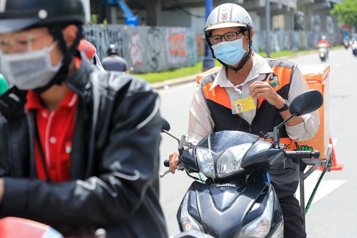 Nhiều tài xế chuẩn bị thẻ bảng tên, thẻ nhân viên treo trước ngực để lực lượng chức năng thuận tiện khi kiểm tra.