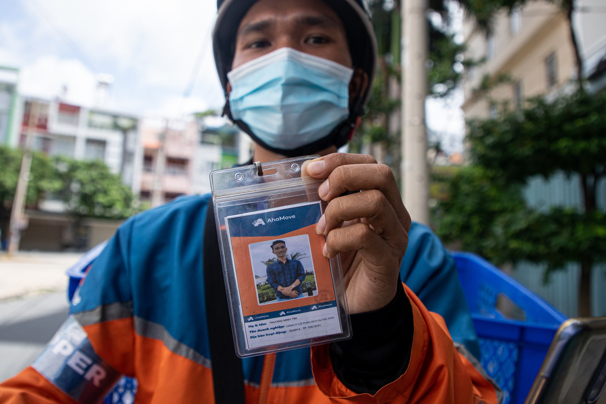 "Khi đi ra đường giao hàng tôi luôn đeo bảng tên trước ngực và quấn băng tay để lực lượng chức năng nhận diện nhanh và giữ được khoảng cách an toàn tối thiểu", anh Trương Minh Tím (tài xế giao hàng) chia sẻ.