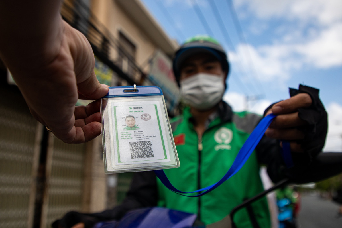 Thẻ đeo có hình, xác nhận của công ty chủ quản và ứng dụng công nghệ nhận diện shipper thông qua mã QR code. Mỗi shipper chỉ được hoạt động trên địa bàn một quận, huyện và TP Thủ Đức. Tuy nhiên, khi vận chuyển hàng hóa thiết yếu cho người dân trong khu phong tỏa, cách ly, cơ sở y tế, điều trị bệnh nhân Covid-19 thì shipper được phép di chuyển liên quận huyện trên địa bàn TP.HCM.