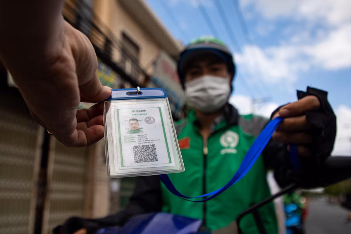 Thẻ đeo có hình, xác nhận của công ty chủ quản và ứng dụng công nghệ nhận diện shipper thông qua mã QR code. Mỗi shipper chỉ được hoạt động trên địa bàn một quận, huyện và TP Thủ Đức. Tuy nhiên, khi vận chuyển hàng hóa thiết yếu cho người dân trong khu phong tỏa, cách ly, cơ sở y tế, điều trị bệnh nhân Covid-19 thì shipper được phép di chuyển liên quận huyện trên địa bàn TP.HCM.