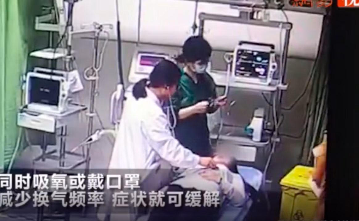 Ngày 24/4/2019, Sina đưa tin một cô gái 21 tuổi tên Tiểu Lệ đã phải nhập viện cấp cứu sau khi xem xong phần kết của series phim Avengers. Sau khi xem phim, Tiểu Lệ cảm thấy đau tức ngực, cơ bắp co cứng và co giật ngón tay. Cô phải đeo mặt nạ dưỡng khí vì không thể tự thở khi được đưa tới bệnh viện. Bác sĩ chẩn đoán Tiểu Lệ đã khóc quá nhiều khi xem phim dẫn đến tình trạng trên.