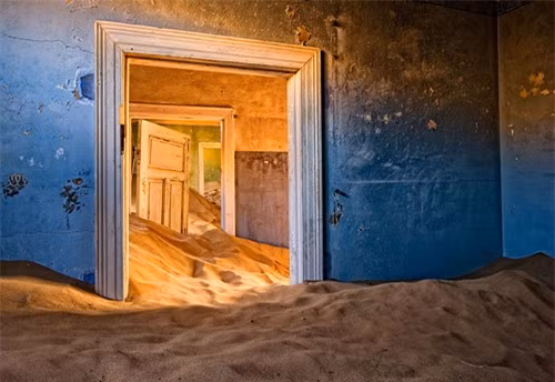 Kolmanskop là một thị trấn nhỏ ở Namibia, từng là nơi định cư của nhiều công nhân. Trước đây, nơi này có mỏ kim cương giàu có, thu hút người Đức tới khai thác ồ ạt trong những năm 1990. Sau khi mỏ kim cương tại đây bắt đầu cạn kiệt, các nhóm người khai thác cũng dần rời bỏ. Đến năm 1950, thị trấn này trở nên hoang vu không bóng người, đến nay lại thành điểm thu hút các khách du lịch và các nhiếp ảnh gia.