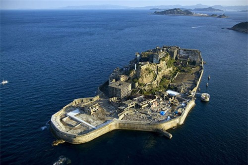 Tại Nhật Bản có một hòn đảo kỳ lạ mang tên Hashima, thường được gọi là “đảo tàu chiến” bởi hình dạng đặc biệt của nó, hay “đảo ma” vì bị bỏ hoang. Từ cuối những năm 1800 cho tới cuối những năm 1900, hòn đảo nổi tiếng, thu hút các cư dân tới sinh sống vì những mỏ than nằm dưới biển. Nhưng khi Nhật Bản dần dần chuyển đổi sang khai thác dầu mỏ, các tòa nhà dành cho những người lao động tại đảo Hashima bị đóng cửa, người dân di cư, khiến nơi này trở thành một khu vực bị cô lập, và làm người ta hình dung đến một chiếm hạm bê tông khổng lồ, hoang tàn giữa biển.