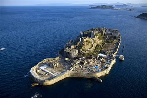 Tại Nhật Bản có một hòn đảo kỳ lạ mang tên Hashima, thường được gọi là “đảo tàu chiến” bởi hình dạng đặc biệt của nó, hay “đảo ma” vì bị bỏ hoang. Từ cuối những năm 1800 cho tới cuối những năm 1900, hòn đảo nổi tiếng, thu hút các cư dân tới sinh sống vì những mỏ than nằm dưới biển. Nhưng khi Nhật Bản dần dần chuyển đổi sang khai thác dầu mỏ, các tòa nhà dành cho những người lao động tại đảo Hashima bị đóng cửa, người dân di cư, khiến nơi này trở thành một khu vực bị cô lập, và làm người ta hình dung đến một chiếm hạm bê tông khổng lồ, hoang tàn giữa biển.