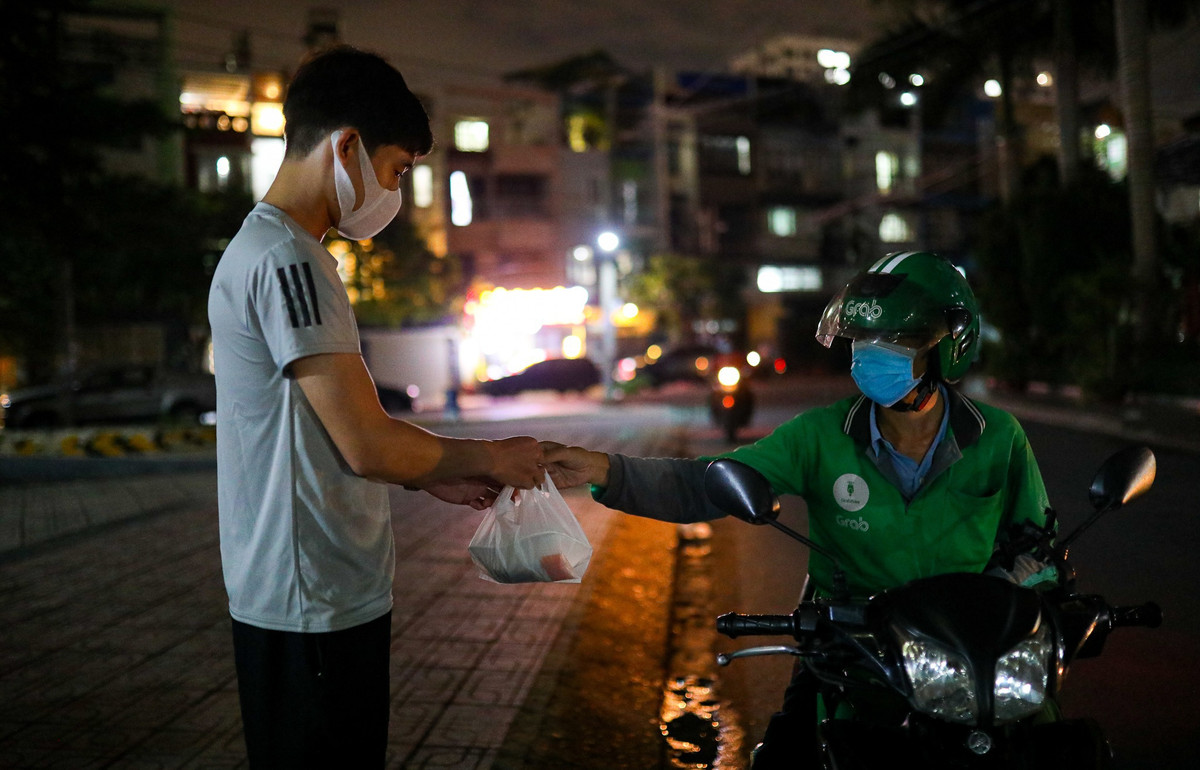 TP.HCM ra cong van khan sau khi cam ban thuc an mang ve