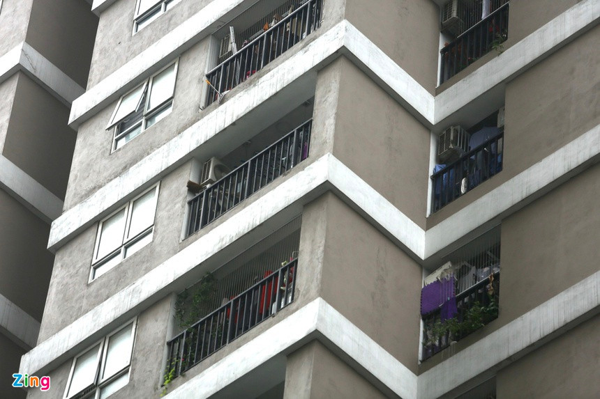 Do xo lap luoi an toan ban cong sau su co be gai roi o chung cu-Hinh-2