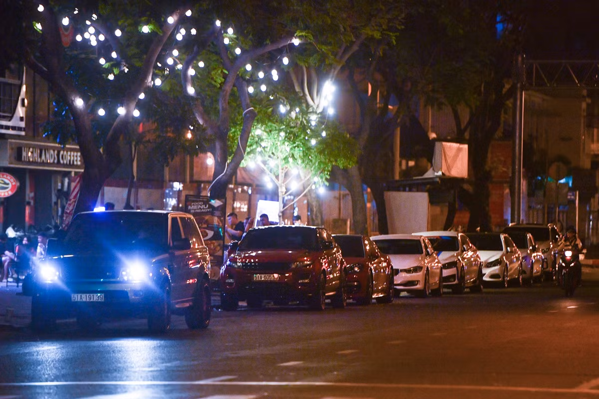 Trong ngày cuối cùng của kỳ nghỉ Tết cũng ghi nhận nhiều quán cà phê, pub trên đường Trần Hưng Đạo, Nguyễn Trãi (quận 1) đón khách muộn.