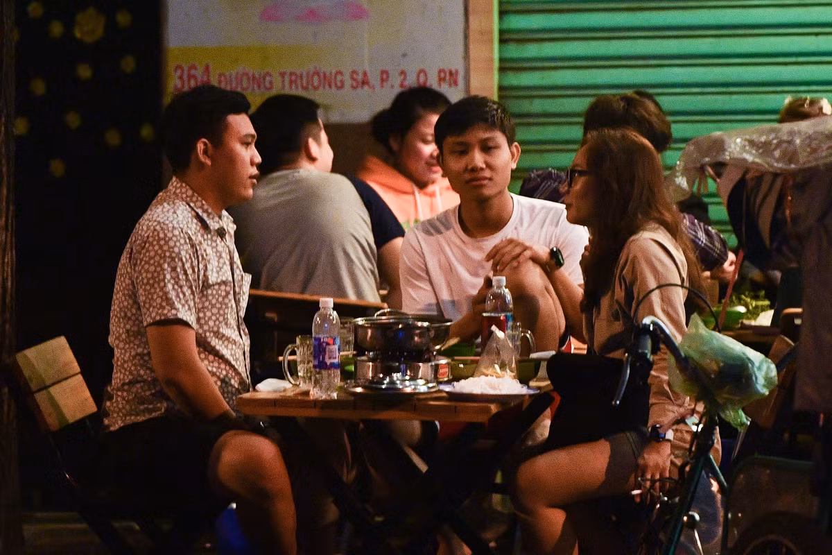 Một quán nhậu khác trên phố Trường Sa cũng kê bàn ghế sát nhau, tận dụng diện tích chật hẹp của vỉa hè. Tất cả ăn uống, nói chuyện tự nhiên, bất chấp nguy cơ lây nhiễm Covid-19 tại những nơi đông người.