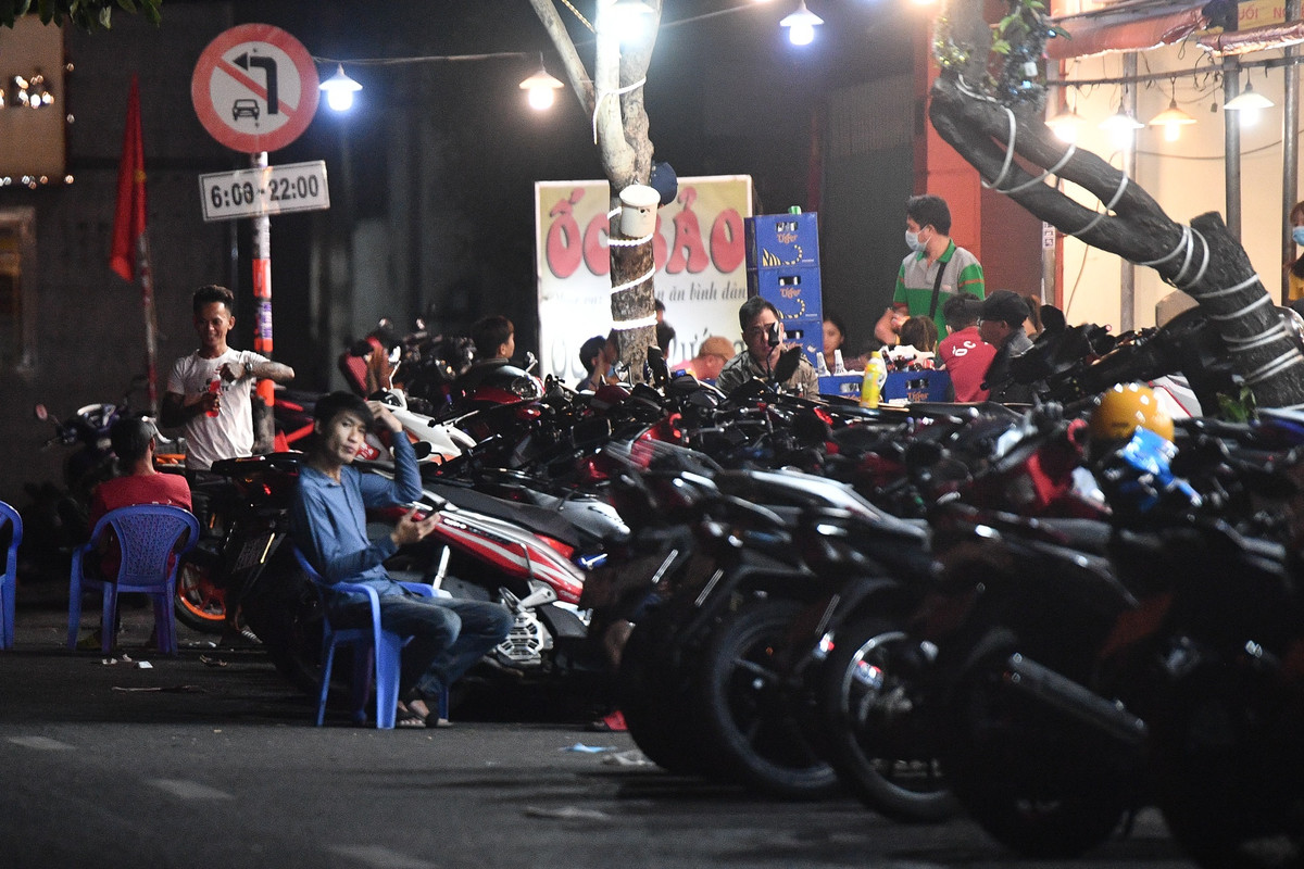 Hàng chục xe máy xếp hàng dài trước cửa các quán nhậu trên đường Phan Xích Long vào lúc 23h.