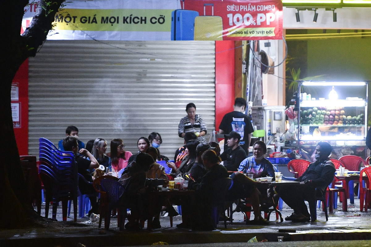 Chiều 8/2, Chủ tịch UBND TP.HCM Nguyễn Thành Phong triệu tập cuộc họp khẩn về tình hình phòng chống dịch Covid-19 trên địa bàn. Ông Phong yêu cầu tạm dừng tất cả hoạt động văn hoá, thể thao, vui chơi giải trí, thẩm mỹ viện, karaoke, vũ trường, quán nhậu, quán bar, pub, beer club, massage, xông hơi, các điểm kinh doanh trò chơi điện tử. corona_counter.css