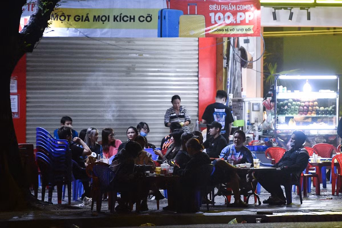 Chiều 8/2, Chủ tịch UBND TP.HCM Nguyễn Thành Phong triệu tập cuộc họp khẩn về tình hình phòng chống dịch Covid-19 trên địa bàn. Ông Phong yêu cầu tạm dừng tất cả hoạt động văn hoá, thể thao, vui chơi giải trí, thẩm mỹ viện, karaoke, vũ trường, quán nhậu, quán bar, pub, beer club, massage, xông hơi, các điểm kinh doanh trò chơi điện tử. corona_counter.css