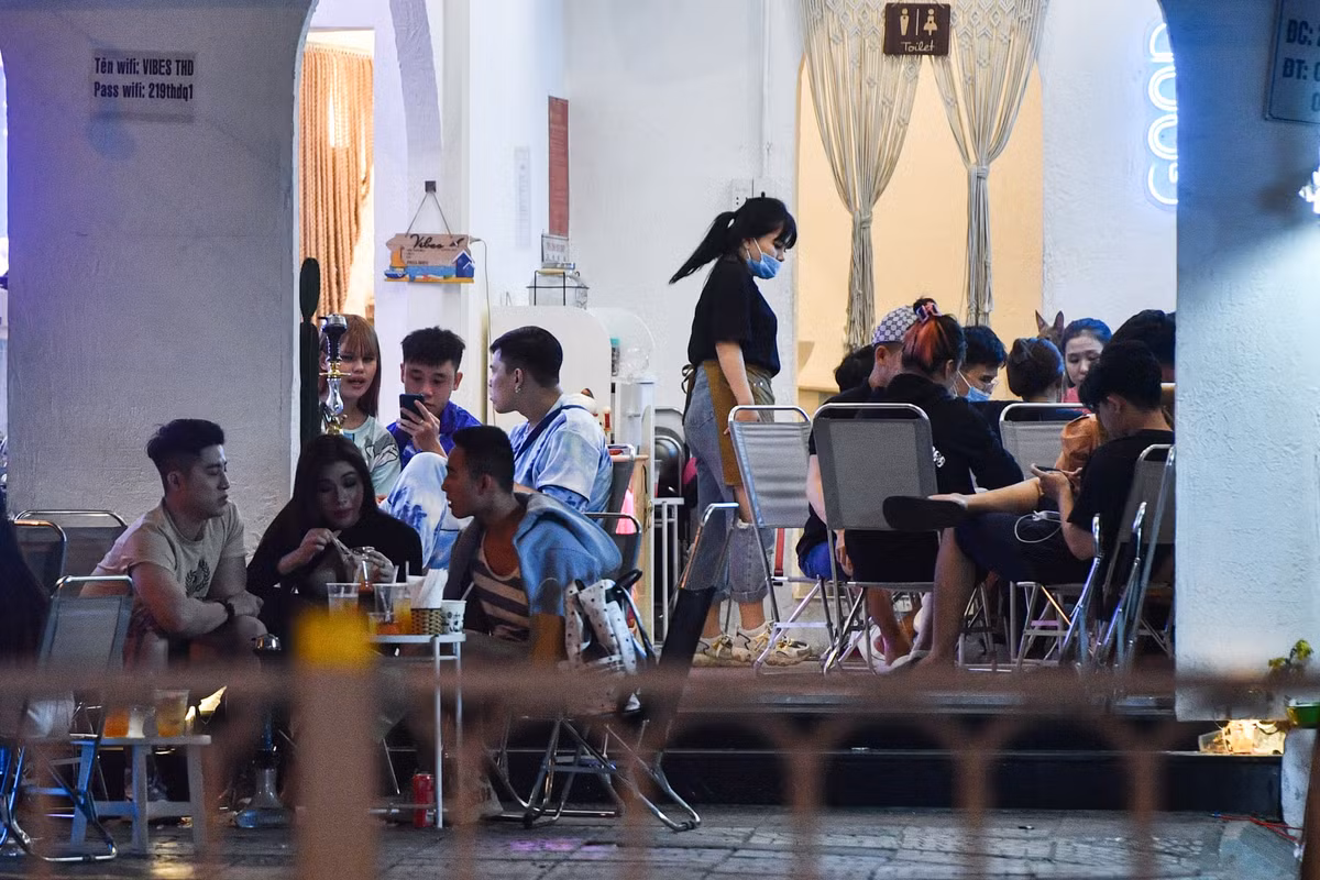 Một số quán cà phê trên đường Nguyễn Trãi đông khách vào khuya 16/2, đa phần khách là giới trẻ. Tính đến ngày 16/2, TP.HCM ghi nhận 36 ca mắc Covid-19 với chuỗi lây nhiễm phức tạp tại sân bay Tân Sơn Nhất.