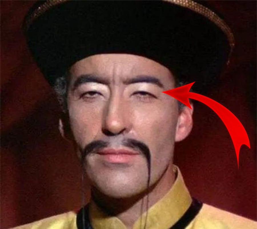  Mắt lươn, miệng mím chặt: Mắt lươn (mắt hẹp, lười biếng) và miệng mím chặt là tướng mặt của những người có tính cách lạnh lùng, gian xảo. Họ rất khéo léo trong việc che giấu cảm xúc và suy nghĩ thật của mình. Những người này thường rất khó đoán và có thể hành động với mục đích lợi dụng người khác.