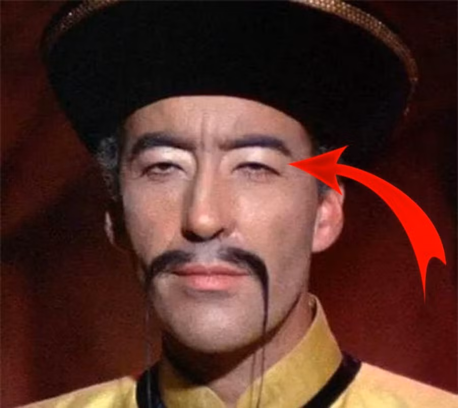  Mắt lươn, miệng mím chặt: Mắt lươn (mắt hẹp, lười biếng) và miệng mím chặt là tướng mặt của những người có tính cách lạnh lùng, gian xảo. Họ rất khéo léo trong việc che giấu cảm xúc và suy nghĩ thật của mình. Những người này thường rất khó đoán và có thể hành động với mục đích lợi dụng người khác.