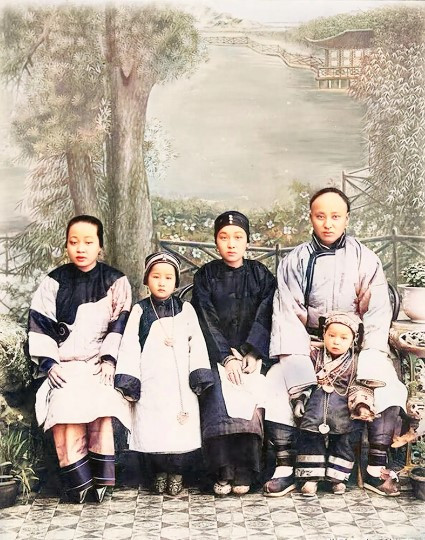 Cuộc sống của người dân chỉ là một phần nhỏ bé trong dòng chảy lịch sử, nhưng lại được lưu giữ thoáng qua trong bức ảnh.