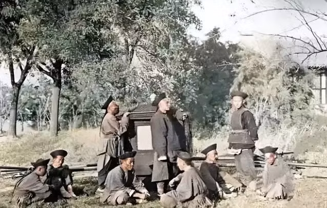 Thời kỳ cuối nhà Thanh, trang bị của binh lính là đại diện cho sự yếu kém và lạc hậu. Trong những bức ảnh này, ta có thể thấy bộ giáp thô sơ, vũ khí đơn giản của họ.