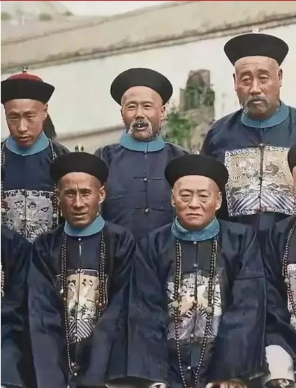 br/> Còn những bức ảnh của các quan lại từ tứ phẩm trở lên đã tái hiện một cách sống động tính chân thực và phức tạp của trang phục lịch sử. Trang phục của họ không chỉ là biểu tượng của quyền lực mà còn là hình ảnh thu nhỏ của thời đại và văn hóa. Những bộ quan phục lộng lẫy tương phản rõ rệt với trang phục của thường dân, nhấn mạnh chế độ đẳng cấp và sự khác biệt văn hóa trong xã hội cuối thời nhà Thanh. Thông qua sự đối chiếu này, chúng ta có thể hiểu sâu sắc hơn về cấu trúc xã hội và bối cảnh văn hóa của thời đại đó. 