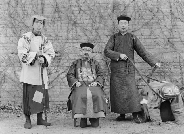 br/> Những bức ảnh chụp thời kỳ cuối nhà Thanh, giống như một bức tranh không được tô vẽ, càng trở nên quý giá dưới ánh hào quang của các tác phẩm điện ảnh và truyền hình hiện đại. Những góc khuất bị lãng quên, những cuộc đời bình thường, mỗi khung hình đều để lại ấn tượng không thể phai mờ.