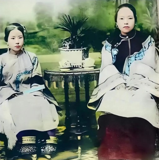 Bức ảnh chụp chung của một gia đình giàu có, trang phục của vợ cả và vợ lẽ càng thu hút sự chú ý. Bộ sườn xám lộng lẫy tương phản với trang phục giản dị, thể hiện rõ sự khác biệt về địa vị xã hội.