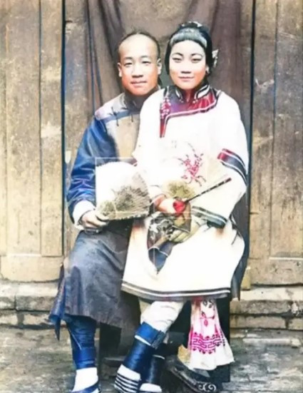 Trang phục nam nữ thời cuối Thanh - đầu Dân Quốc vừa là biểu tượng của thân phận, vừa là nhu cầu của cuộc sống. Mỗi bộ quần áo đều mang theo ký ức lịch sử. 