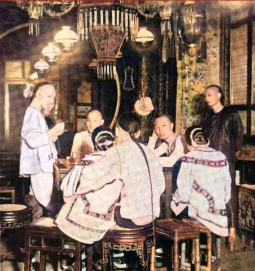 Những bộ quần áo này không chỉ có công dụng thiết thực trong đời sống hàng ngày mà còn trở thành biểu tượng của quyền lực và sự giàu có.