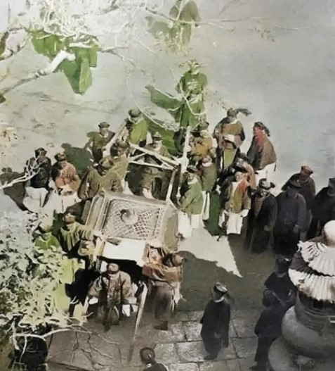 br/> Nhắc đến Hoàng đế Quang Tự, nhiều người có lẽ sẽ nghĩ đến vị hoàng đế trẻ tuổi nho nhã trong phim truyền hình. Tuy nhiên, Quang Tự không giống như trên phim ảnh. Năm 1902, bức ảnh duy nhất của ông còn sót lại là ảnh chụp lén. Trong bức ảnh hiếm hoi này, bóng dáng Quang Tự thấp thoáng hiện ra giống như những phân cảnh bỏ lửng trong phim, khiến người xem không khỏi thở dài. Dù ở trung tâm quyền lực nhưng ông không thể làm chủ số phận của mình mà chỉ là một "con rối" trong tay của Từ Hi thái hậu.