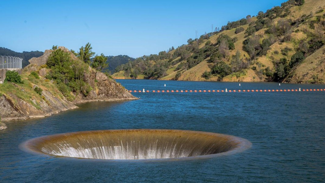 Tuy nhiên, đây không phải là hiện tượng thiên nhiên kỳ bí nào mà chỉ là một hố nhân tạo mang tên “Glory Hole”