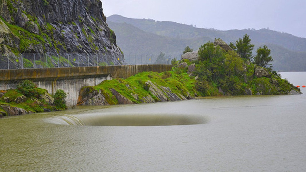 “Hố tử thần” giống như nắp bồn tắm để xả nước nếu lượng nước trong bồn quá nhiều