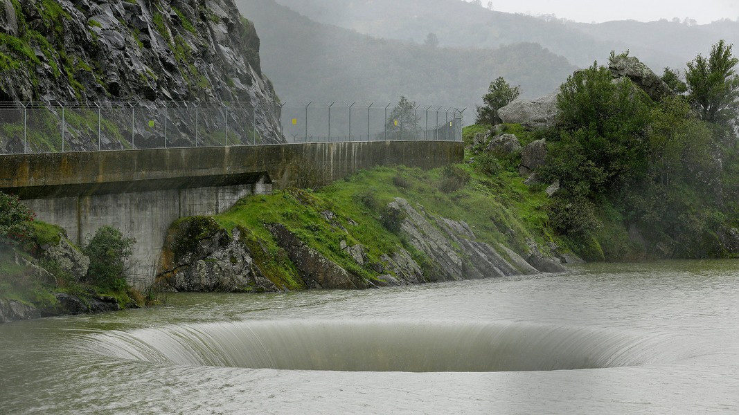Hố này hoạt động giống như một cống dẫn nước, lượng nước dư thừa tích tụ trong hồ sẽ thoát ra ngoài qua hố và tạo ra một dòng xoáy