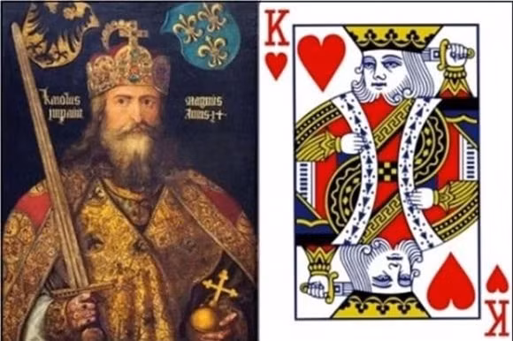 br/> K cơ: K cơ được cho là lấy hình tượng từ vua Charlemagne. Charlemagne Charles Đại đế là vua của người Frank (768-814), sau lên ngôi Hoàng đế La Mã. Trong 14 năm tại vị, ông đã tiến hành hơn 50 cuộc chinh phạt, làm chủ hơn một nửa lãnh thổ châu Âu. Trên bảng khắc hình tượng Charlemagne đầu tiên bằng gỗ, người đục đã vô tình làm chiếc đục sượt qua môi trên khiến bộ ria của ông bị mất đi. Trên quân K cơ vị vua duy nhất không có ria chính là phỏng theo hình tượng của vua Charlemagne. 