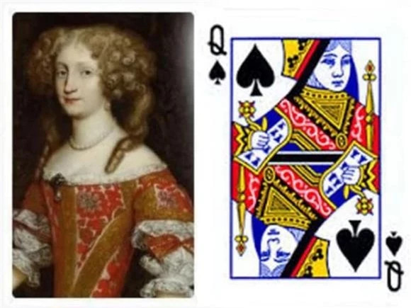  Q là tên viết tắt của Queen, đại diện cho Nữ hoàng. Q bích: là nữ thần chiến tranh và trí tuệ của Hy Lạp Pallas. Athena, là một trong bốn nữ hoàng, chỉ có nữ hoàng này cầm vũ khí. Quân Q bích là nữ hoàng Eleanor - vợ thứ 3 của hoàng đế Leopold I. Bà cũng là mẹ của vua Charles VI.