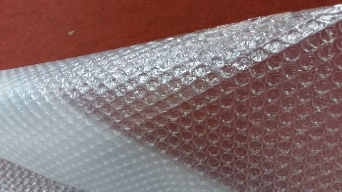  Năm 1957, Alfred Fielding và Marc Chavannes, người đã phát minh ra màng bong bóng, ban đầu hy vọng bán nó làm giấy dán tường và quảng cáo rằng sản phẩm này có tác dụng cách nhiệt. Nhưng việc bán hàng cho mục đích này đã không thành công. Mãi về sau, IBM mới mua nó để làm bao bì cho các sản phẩm của chính mình. Kể từ đó, sản phẩm đã dần phát triển trong vai trò của nó. 