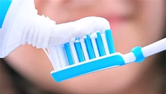  7. Một giọt kem đánh răng có tên: Vắt một miếng kem đánh răng nghe có vẻ đơn giản, nhưng điều mà nhiều người không biết là hình dạng lượn sóng của kem đánh răng vắt trên bàn chải đánh răng có một cái tên gọi là nurdle. Điều này nghe có vẻ nhàm chán với hầu hết mọi người, nhưng hai công ty Colgate và GlaxoSmithKline đang xem xét vấn đề này một cách rất nghiêm túc, thậm chí còn kiện ra tòa để sử dụng thuật ngữ này. 