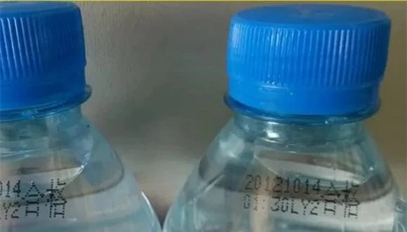  10. Hạn sử dụng của chai nước được dùng để đánh dấu nhựa: Bất kỳ thực phẩm đủ tiêu chuẩn nào cũng có nhãn thời hạn sử dụng trên đó, nhãn này thường cho biết thời hạn sử dụng của thực phẩm. Tuy nhiên, nhãn thời hạn sử dụng trên các sản phẩm như nước tinh khiết không chỉ ra hạn sử dụng của nước, nó thực sự đề cập đến hạn sử dụng của chai nước bằng nhựa. Sau một thời gian nhất định, nhựa có thể vào nước.