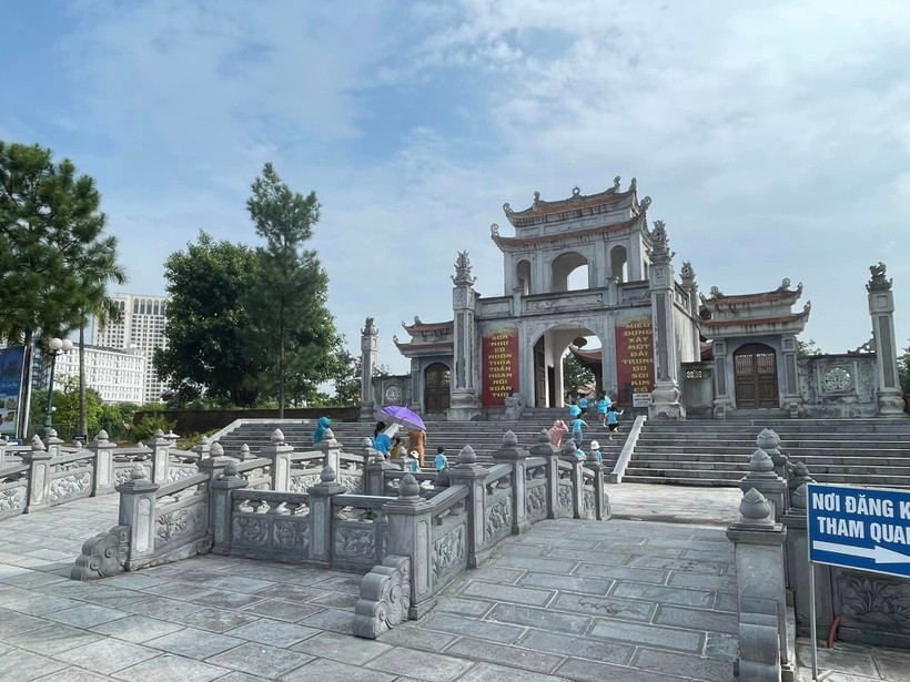 Lang khoa bang co ten 5 nguoi tren bia da Van Mieu