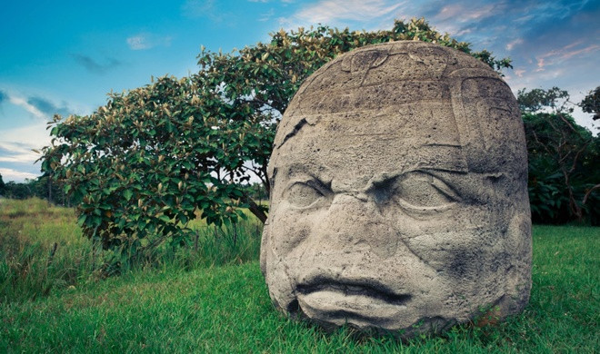 Việc phát hiện ra các tượng đầu Olmec diễn ra khá tình cờ. Vào những năm 1850, một công nhân nông trại tại Mexico, khi đang dọn đất cho cánh đồng ngô, tình cờ phát hiện một mặt đá khổng lồ bị chôn vùi dưới lớp đất. Tượng đầu lớn nhất, được gọi là "La Cobata", cao 3,4 mét, rộng 3 mét và nặng tới 40 tấn, cho thấy quy mô khổng lồ của các công trình này. 